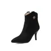 Botas Curtas com Detalhe Metálico e Zíper nas Costas, Salto Agulha de Camurça, Tamanhos Grandes, Sapatos Femininos para Exportação, Bico Fino, Tamanhos 10-24