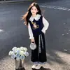 Conjunto de colete fofo de urso estilo preppy para meninas, camisa com gola de boneca estilo coreano, calça larga versátil com retalhos xadrez, moderno