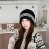 Sombrero Holgado Jacquard de Gran Circunferencia de Cabeza Otoño Invierno Nuevo Estilo Retro Japonés Borde Enrollado Sombrero de Lana Cálido Protección para los Oídos Gorro de Punto para Mujer