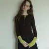 Camiseta de manga larga para mujer con cuello tipo Henry, efecto dos piezas, bloques de color, para otoño, con sentido del diseño, corte ajustado, estiliza la figura, top interior de capa base