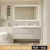 Gabinete de baño de roble con lavabo estilo crema, lavabo inteligente y simple con lavabo cerámico integrado