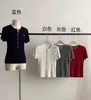 Camiseta Curta de Tricô Torcido Bordada Vermelha para Mulheres Design de Verão Gola Meio Aberta com Botões Camisa Base de Ombro Direito Top