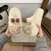 Pantufas Fofas de Urso com Laço, de Pelo e Sola Grossa para Mulheres, Novidade de Inverno 2026, Confortáveis, Fechadas na Ponta, Pantufas de Algodão Preguiçosas para Uso Doméstico