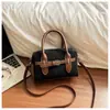 Bolso tipo Boston de diseño de nicho popular transfronterizo para mujer, estilo de viajero, nuevo bolso de hombro cruzado esmerilado otoño e invierno 2026