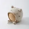 Gorro de protección auditiva de dibujos animados para bebé, gorro cortavientos con corbata de doble pompón, gorro de cabeza para recién nacido para todas las estaciones, gorro cálido para bebé