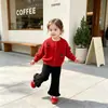 Conjunto de estilo coreano para niña 2026 nuevo modelo cárdigan de punto de cereza infantil y pantalones casuales de lana conjunto de dos piezas para primavera y otoño