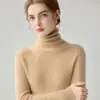 La nueva colección de otoño e invierno de Andy presenta suéteres de punto acanalado de color liso con diseño de cuello alto, ofreciendo un look sencillo y versátil.. Estas capas base de corte ajustado están disponibles para venta al por mayor