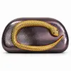 Bolsa de mão de luxo leve transfronteiriça com cobra enrolada em metal dourado, padrão de cobra dourada, bolsa de casca dura, bolsa de banquete versátil e moderna, transversal