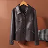 Foto real de un diseño de nicho, estilo retro, chaqueta juguetona con cuello alto, nuevo top para otoño e invierno 2026, chaqueta de cuero