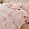 Conjunto de lujo de 4 piezas de terciopelo de leche tridimensional en relieve de grado A para maternidad, engrosado para abrigar en invierno, con ropa de cama de encaje con borlas