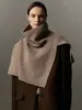 Un imprescindible para crear looks con estilo: un chal de cuello alto de lana merino superfina con una abertura, que ofrece múltiples formas de llevarlo