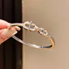 Pulsera hueca ovalada de circón de lujo ligero chapada en oro real de 18 quilates, sensación de nicho de alta gama, joyería simple y elegante para mujer