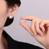 Aretes de hebilla para la oreja diseño nicho de alta gama incrustación de circonita de lujo ligero forma de estrella de doble cara aretes sencillos de moda para mujer al por mayor