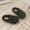 Turbante de Lunares Medias Zapatillas para Niñas, Ropa de Exterior, Nuevo Estilo Otoño 2026, Forro Polar, Zapatillas Birkenstock Engrosadas, Zapatos para Niños Pequeños