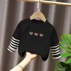 G2164# Nova Camiseta Base Manga Longa Listrada de Primavera e Outono Falsa Duas Peças Jaqueta Joker Solta Roupa Infantil para Meninos e Meninas