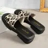 Pantuflas de Moda Europeas y Americanas de Suela Gruesa 2026 Verano Nuevas Sandalias de Tacón Grueso con Estampado de Leopardo Comercio Exterior Talla Grande Punta Redonda Chanclas de Tira Única
