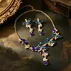 Conjunto de Brincos e Colar Novo Estilo Europeu e Americano para Mulheres, Joias Florais com Cravação de Diamante em Liga, Corrente Exagerada para Suéter Europeia e Americana Atacado