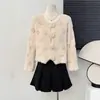 Elegante y sofisticado cárdigan de punto estilo francés con intrincado bordado de pedrería, con diseño de piel sintética de visón y botones florales, perfecto para otoño e invierno