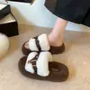 Chinelos fofos de outono e inverno para uso externo, sapatos peludos da moda com estampa de leopardo, sola grossa, novo estilo, para mulheres