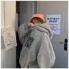 Sudadera con capucha para mujer, gruesa, forrada de forro polar, nueva para otoño e invierno, estilo japonés y coreano, simple, reduce la edad, estampado de letras, holgada, de manga larga, para estudiantes
