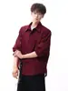Nova camisa casual oversized estilo chinês para primavera e outono, com design de fivela de metal, corte solto, gola mandarim e mangas compridas, na cor vermelha