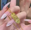 Colgante de la Suerte para Romper el Hielo y Atraer la Fortuna de Tendencia en Xiaohongshu Barra de Oro Pequeña Generadora de Riqueza Mensaje de Suerte Moda Exquisita para Mujeres