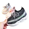 Novos Tênis Esportivos Infantis Primavera e Outono 2025 Sola Macia Moda Feminina Respirável Tecido Flyknit Coco Sapatos Brancos para Crianças de Tamanho Médio e Grande