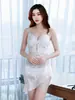 Vestido camisola de encaje blanco, escote en V, con detalles de corte, dobladillo asimétrico con volantes, ajustado al cuerpo y un diseño de falda corta sexy para mujer
