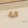 Anillo retro floral en tono café dorado, una pieza lujosa y única con un aire de alta gama, diseñado para apilar, con un borde de encaje, y perfecto para el dedo índice, ofreciendo un estilo moderno e individual
