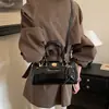 Bolso bandolera versátil estilo francés para mujer, nuevo modelo 2026, diseño de nicho, sensación de alta gama, bolso de hombro moderno y elegante, bolso pequeño para debajo del brazo