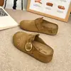 Mules casuales sin cordones estilo Birkenstock para mujer, con diseño de punta cerrada, parte superior tipo sandalia, acabado texturizado, suela elevada para mayor altura, bordado, estilo retro y una suela simple y gruesa.