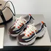 Plataforma versátil moda suela gruesa piel suave 2026 aumento de altura dad sneakers para mujer, nuevos zapatos deportivos casuales de otoño