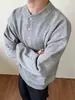 Suéter Henley estilo americano gris para hombre, colección otoño/invierno, casual y elegante, con un look sofisticado, perfecto como capa interior o exterior
