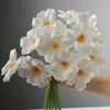 Livro Vermelho Pequeno Segurando Flor Combinando Material PU de Alta Qualidade Aberto Tulipa Simulação Flor Artificial Material Atacado Material para Arte com Flores de Casamento