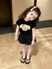 Conjunto de Verano Nuevo para Niñas 2026, Estilo Popular de Alta Venta de Este Año, Top Negro de Manga Corta con Dibujos y Shorts Delgados para Niñas