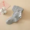 Leggings infantis transfronteiriças, estilo primavera e outono, versáteis para usar ao ar livre, design infantil de listras verticais com um laço grande, meias-calças para bebê