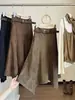 Falda de Suede y Felpa Irregular de Temperamento Retro para Mujer Otoño Invierno Nueva Chica Popular Cintura Alta Adelgazante Línea A Dobladillo Ancho