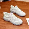 Nuevos Zapatos de Mujer para Verano 2026 Estilo Ins Coreano Tenis Casuales para Estudiantes Femeninas Modernos Versátiles Zapatos Blancos de Suela Gruesa