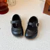 Nuevos zapatos de princesa para primavera y otoño para niñas, con suela antideslizante, piel suave, diseño moderno y versátil, y diseño de cordones estilo coreano adecuado para actuaciones y baile.