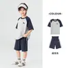 Conjunto de Algodão Puro Estilo Academia Duoduo para Meninos, Roupa Infantil Esportiva de Duas Peças com Manga Curta e Shorts para o Verão