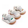 Zapatos Infantiles Primavera y Otoño Nuevo Malla Transpirable Zapatilla Deportiva para Niñas Ultra Ligeros Niños Zapatos Blancos Zapatos para Niños Pequeños MY22-5
