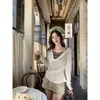 Camiseta de manga longa estilo coreano, atmosférica, com gola franzida, design multicolorido, renda fina, detalhes plissados e cintura ajustada para um efeito emagrecedor, criando um visual suave e elegante