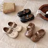 Sapatos de couro com bolinhas estilo coreano para meninas, novo modelo primavera e outono 2026, sola macia, fivela de uma tira, sapatos single retrô versáteis para bebês meninas