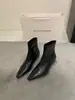 Botas femininas de couro macio estilo francês, salto médio/grosso, elásticas, ajuste justo, nova coleção outono/inverno 2026, botinhas de tornozelo retrô com bico quadrado pequeno e zíper traseiro