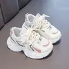 Zapatos deportivos de malla transpirable para niños de 6 a 12 años, nueva colección de otoño, zapatillas gruesas para niñas, antideslizantes, de suela suave, zapatos casuales