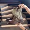Botas de moda vintage desgastadas para mulheres, novo modelo 2026, cor desgastada, salto grosso, sola grossa, botas de cavaleiro com fivela de cinto, botas de salto bloco de cano médio
