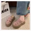 Sapatos Femininos Retro Fechados Perfurados 2025 Novo Estilo de Verão para Mulheres Baixas, Chinelos Elegantes com Solado Grosso Aumentadores de Altura Estilo Birkenstock
