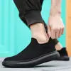 Zapatillas deportivas ligeras y transpirables para hombre, con suela gruesa y calcetines negros, para correr y descansar.