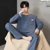 Nueva colección de otoño e invierno: pijama largo cálido y cómodo para hombre con pantalón largo y un solo bolsillo, hecho de lana y seda, adecuado tanto para usar en interiores como en exteriores