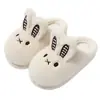 Bonitas zapatillas de algodón para mujer, para uso interior en casa en invierno, con soporte para el talón y suelas antideslizantes, disponibles para venta al por mayor, mullidas y suaves, perfectas para estar en casa